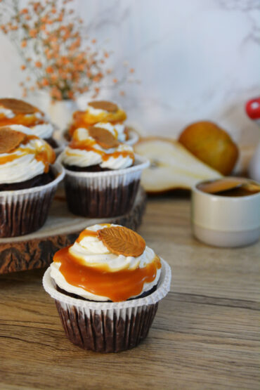 Cupcake al cioccolato con cuore di pera, frosting alla vaniglia e caramello salato